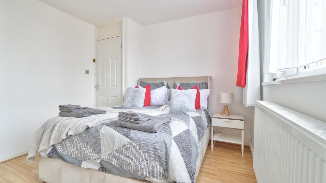 Serviced - Exel & O2 & Canning Town - Away From Лондон