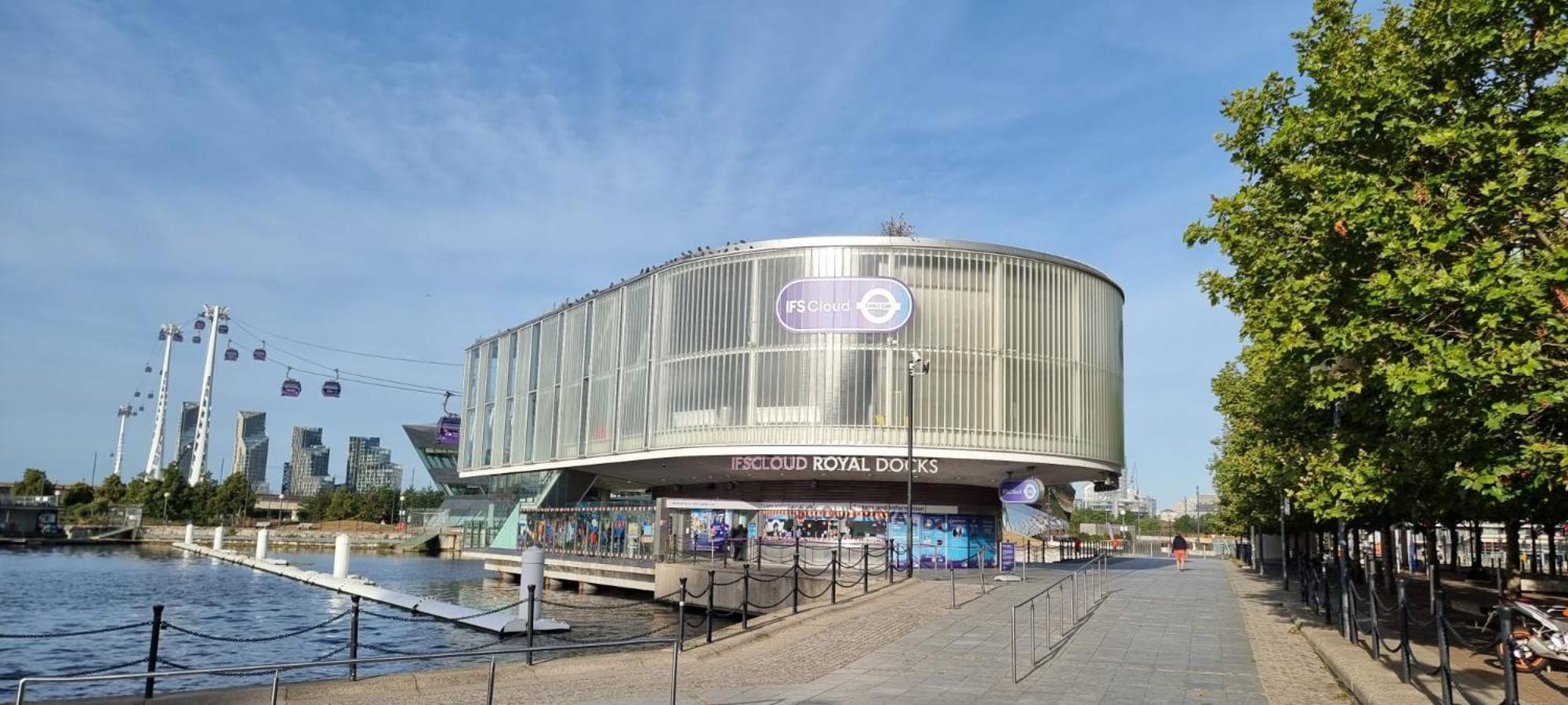 Serviced - Exel & O2 & Canning Town - Away From Лондон
